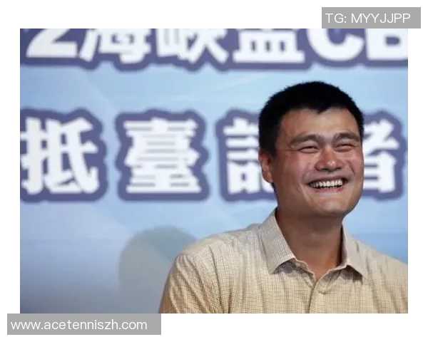 姚明挺胸抬头展现自信风采成为篮球界的传奇象征 姚明挺胸抬头展现自信风采成为篮球界的传奇象征