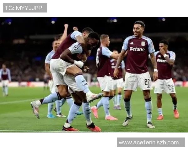 足球明星在比赛中意外遭遇球鞋破损引发球迷热议与关注